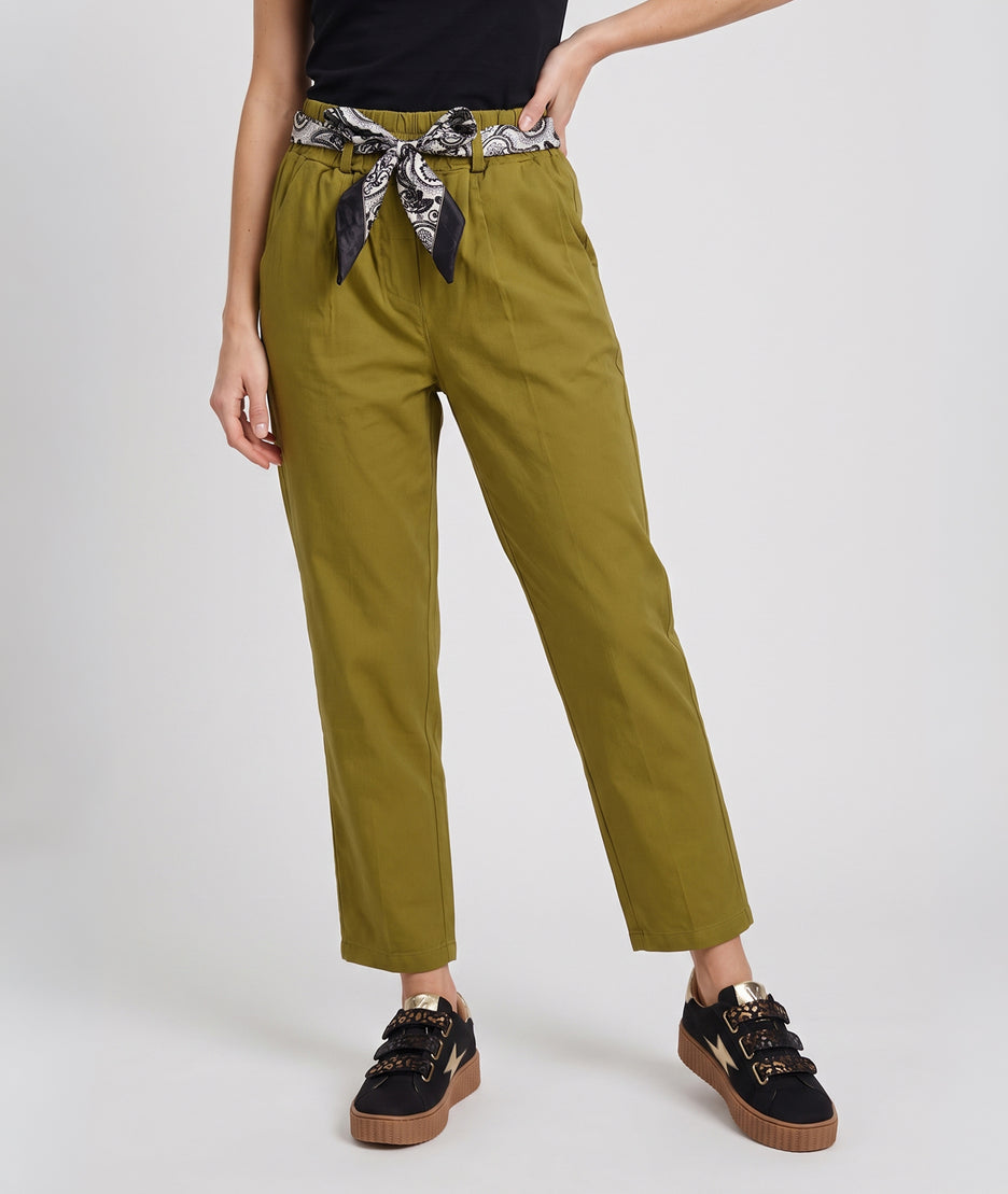 Pantalon Kaina kaki coupe carotte avec ceinture bandana face — marque Carnaby