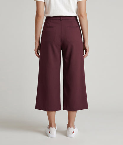 Pantalon Bermud bordeau court 7/8 à pinces porté de dos — Carnaby