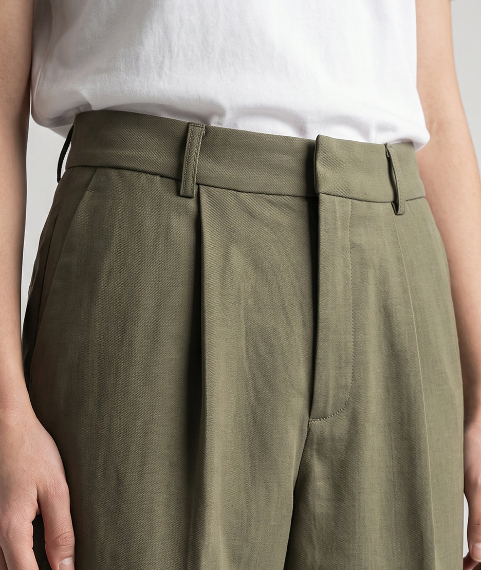 Pantalon Bermud kaki court 7/8 à pinces porté de face — Carnaby
