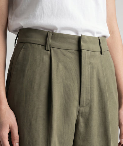Pantalon Bermud kaki court 7/8 à pinces porté de face — Carnaby