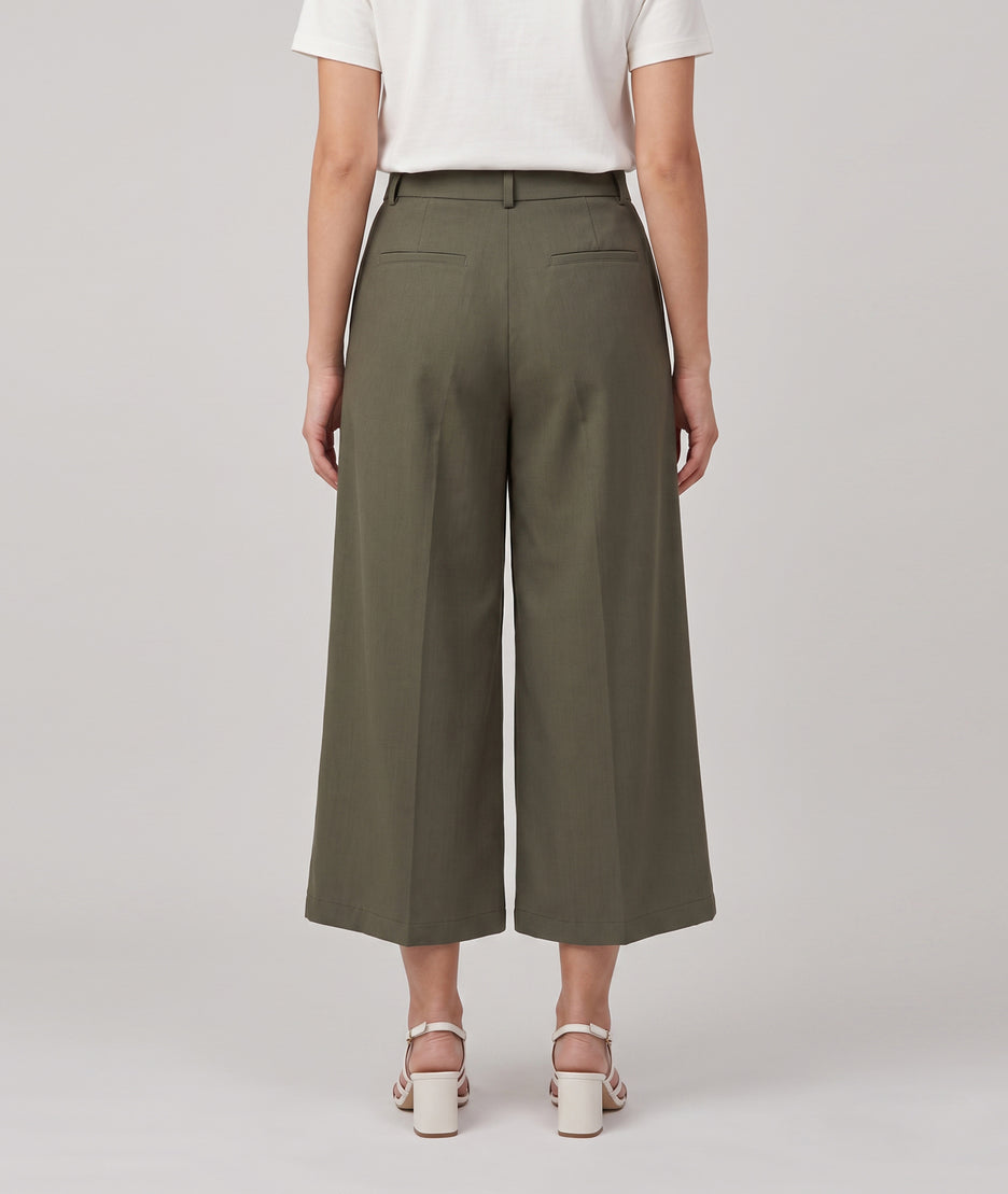 Pantalon Bermud kaki court 7/8 à pinces porté de dos — Carnaby