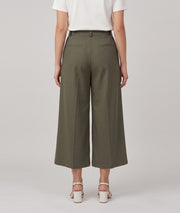 Pantalon Bermud kaki court 7/8 à pinces porté de dos — Carnaby