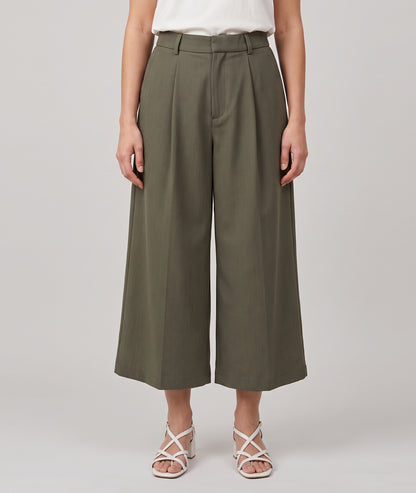 Pantalon Bermud kaki court 7/8 à pinces porté de face — Carnaby