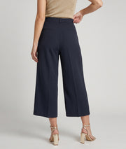 Pantalon Bermud marine court 7/8 à pinces porté de dos — Carnaby