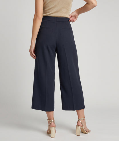 Pantalon Bermud marine court 7/8 à pinces porté de dos — Carnaby