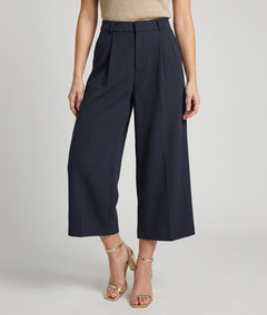 Pantalon Bermud marine court 7/8 à pinces porté de face — Carnaby