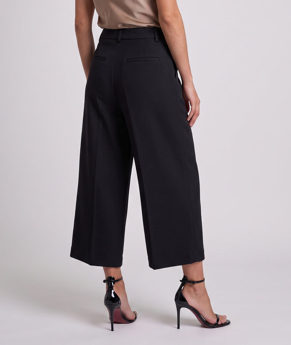Pantalon Bermud noir court 7/8 à pinces porté de dos — Carnaby