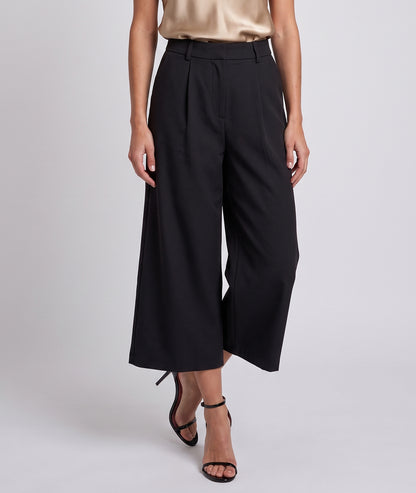 Pantalon Bermud noir court 7/8 à pinces porté de face — Carnaby