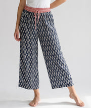 Pantalon Fanta bleu face avant imprimé feuillage, taille smockée, Carnaby