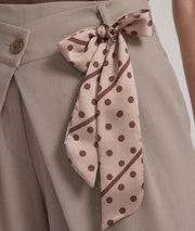 Pantalon Frana choco coupe large avec foulard à la taille — marque Carnaby