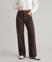 Pantalon wide leg femme choco à motif léopard taille haute porté de face — Carnaby
