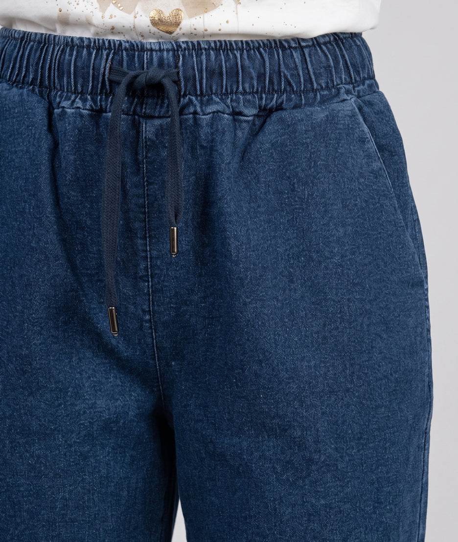 Pantalon Magali en jean coupe carotte à taille élastique porté detail — Carnaby
