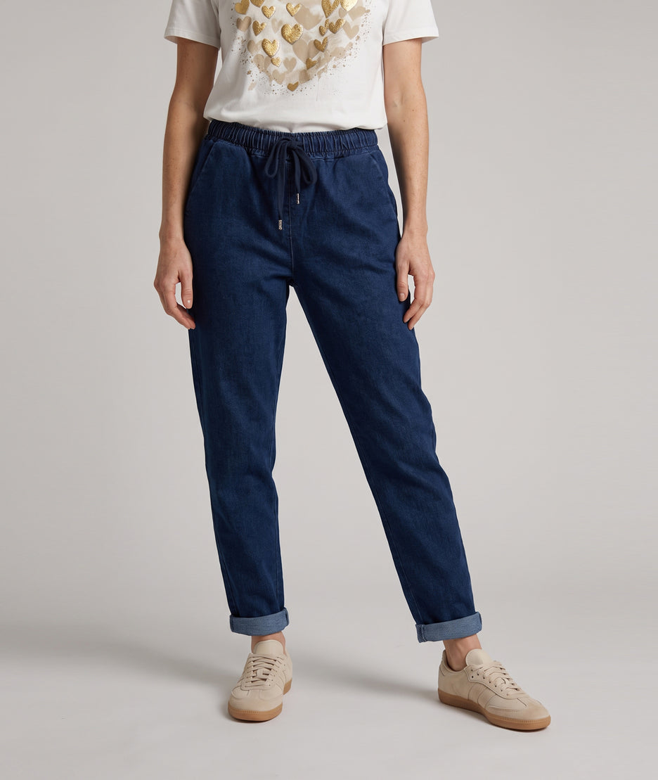 Pantalon Magali en jean coupe carotte à taille élastique porté de face — Carnaby