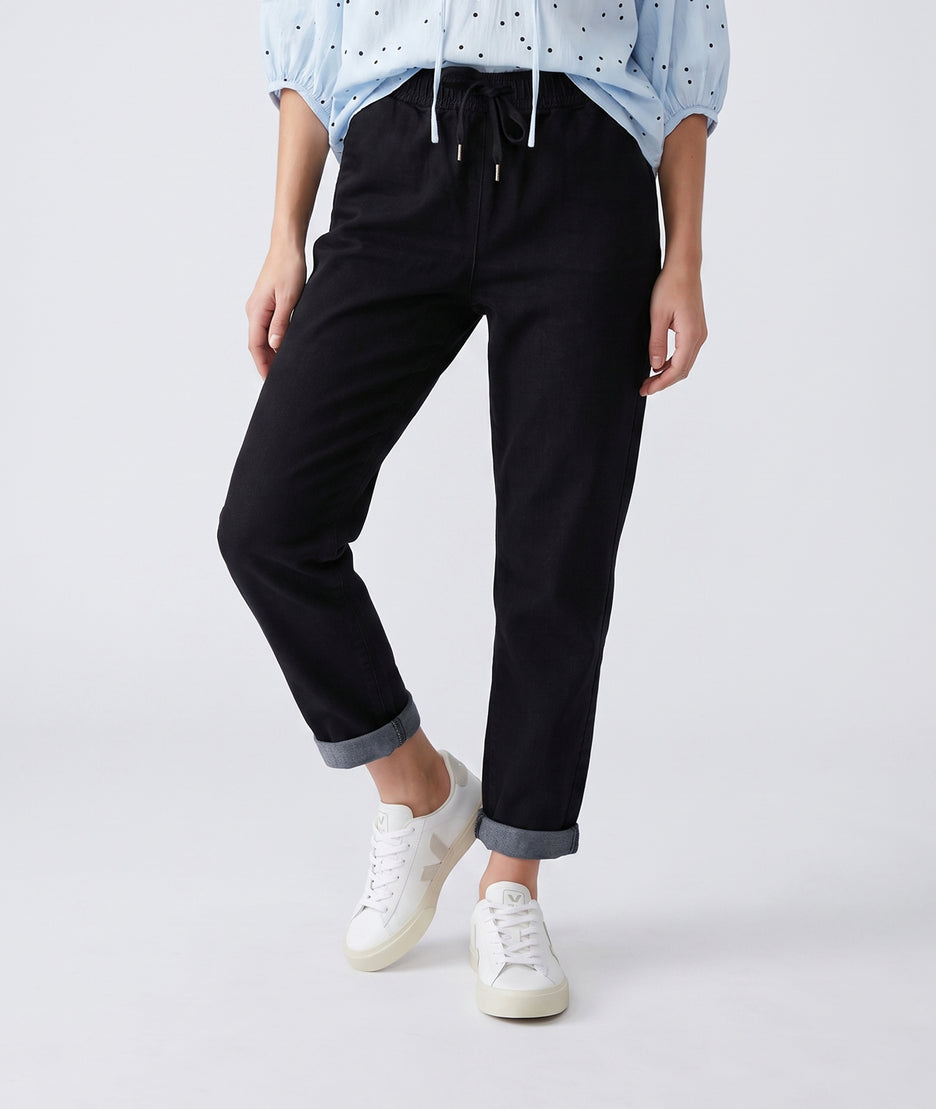 Pantalon Magali noir en jean coupe carotte à taille élastique porté de face — Carnaby