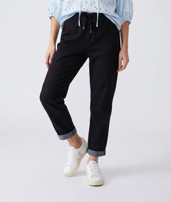 Pantalon Magali noir en jean coupe carotte à taille élastique porté de face — Carnaby