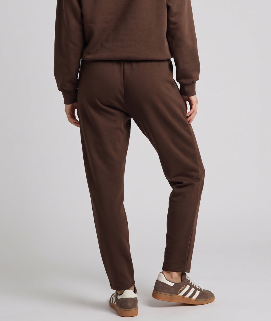 Pantalon jogging femme Marion marron coupe carotte avec taille élastique et liens à nouer