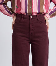 Pantalon Wlev bordeaux wide leg taille haute porté de face — Carnaby