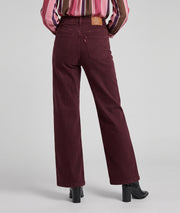Pantalon Wlev bordeaux wide leg taille haute porté de dos — Carnaby