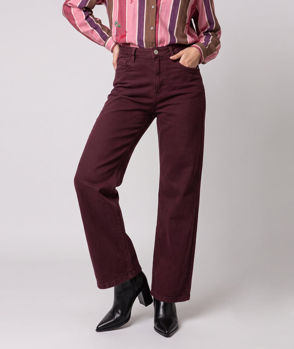 Pantalon Wlev bordeaux wide leg taille haute porté de face — Carnaby