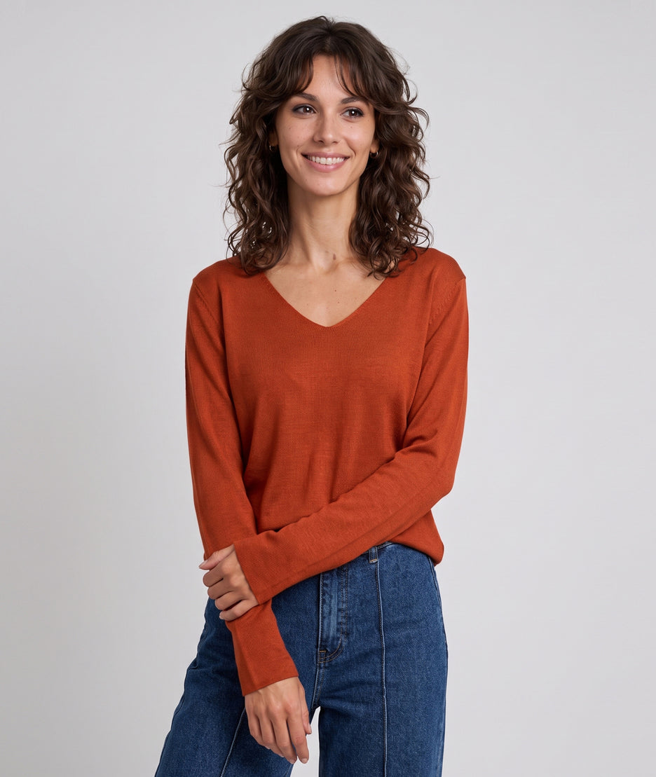 Pull manches longues femme Agile brique en maille fine col V et coupe droite