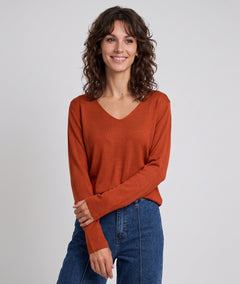 Pull manches longues femme Agile brique en maille fine col V et coupe droite