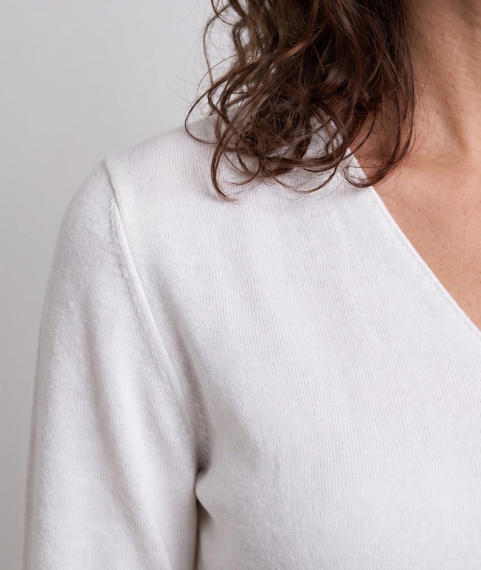 Pull manches longues femme Agile écru en maille fine col V et coupe droite
