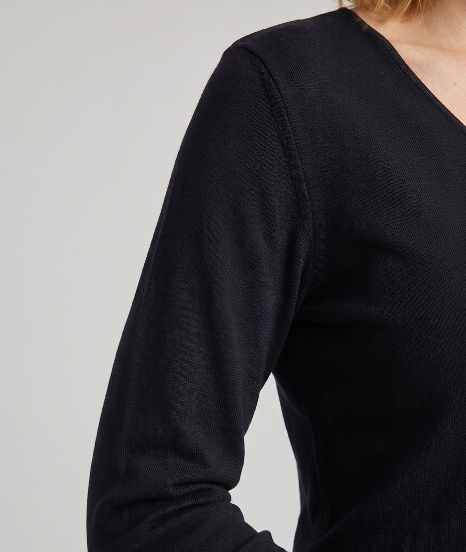 Pull manches longues femme Agile noir en maille fine col V et coupe droite