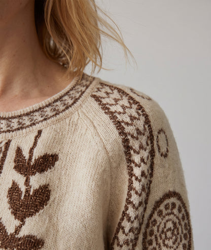 Pull en maille jacquard femme Andréa camel à motifs dorés détail avant