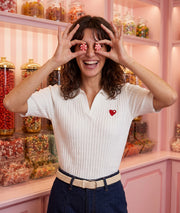 Pull Cuore écru manches courtes en maille torsadée avec broderie cœur rouge ambiance — Carnaby