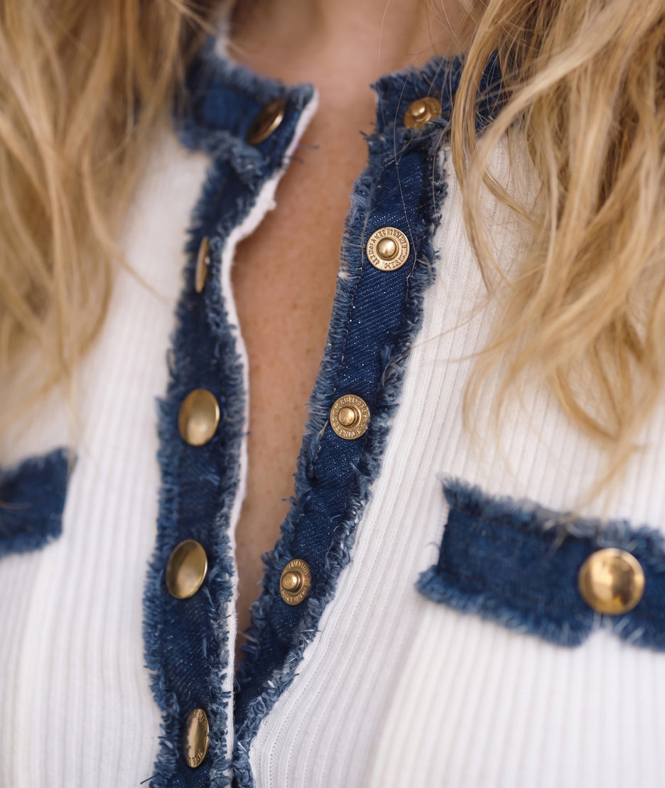 Pull Gigi blanc bi-matière maille et jean manches longues porté de face — Carnaby