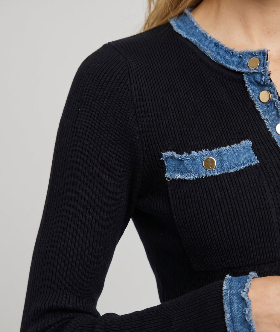 Pull Gigi noir bi-matière maille et jean manches longues porté de face — Carnaby