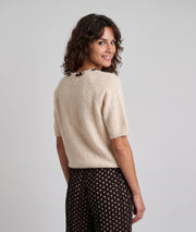Pull manches courtes femme Kelly taupe avec foulard choco à pois de dos