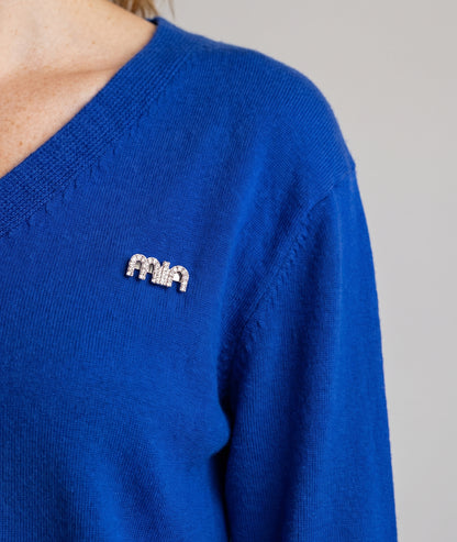 Pull col V femme bleu roi Miulo en maille fine avec broche en strass