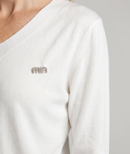 Pull col V femme écru Miulo en maille fine avec broche en strass