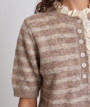 Pull manches courtes femme Salva beige à rayures avec col et détails en dentelle