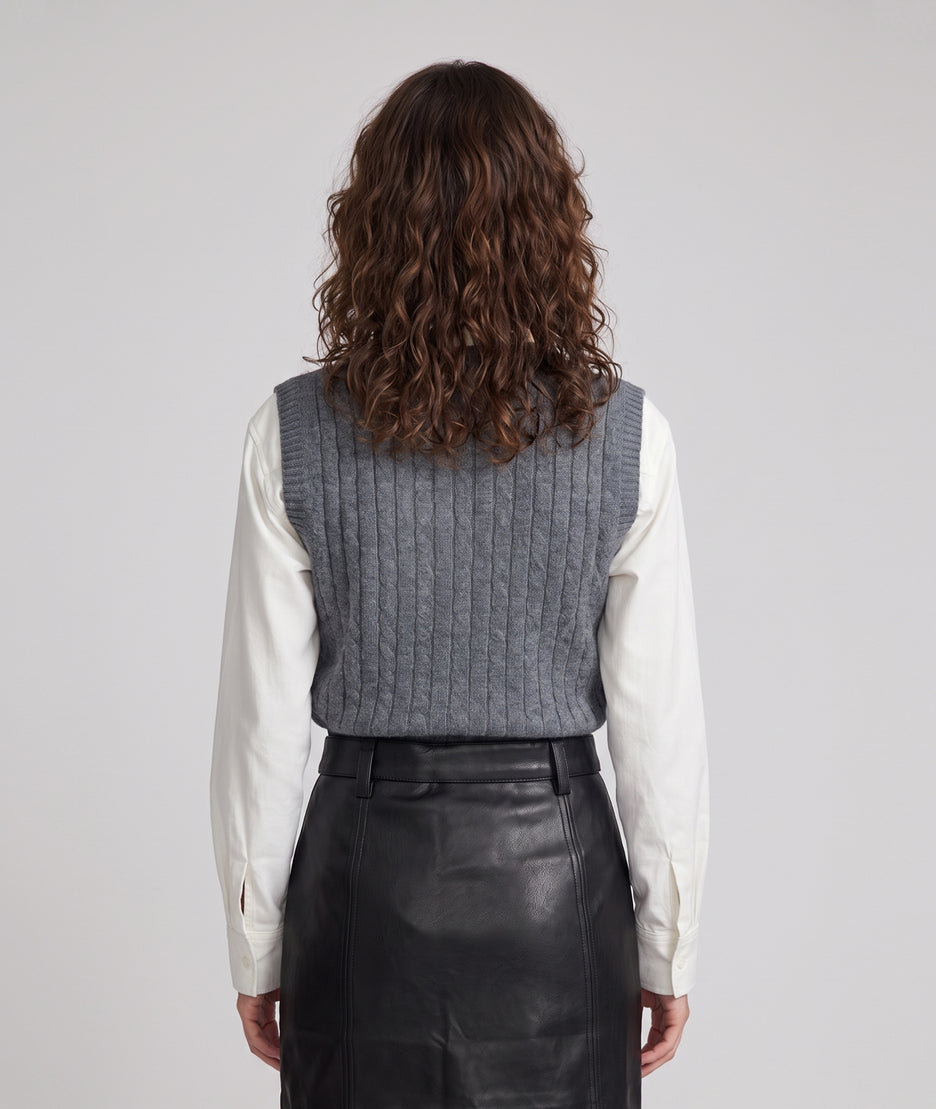 Pull sans manches femme Stephy gris en maille torsadée avec col V porté sur chemise blanche