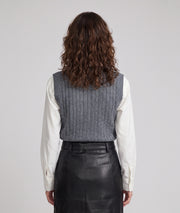 Pull sans manches femme Stephy gris en maille torsadée avec col V porté sur chemise blanche