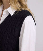 Pull sans manches femme Stephy noir en maille torsadée avec col V porté sur chemise blanche