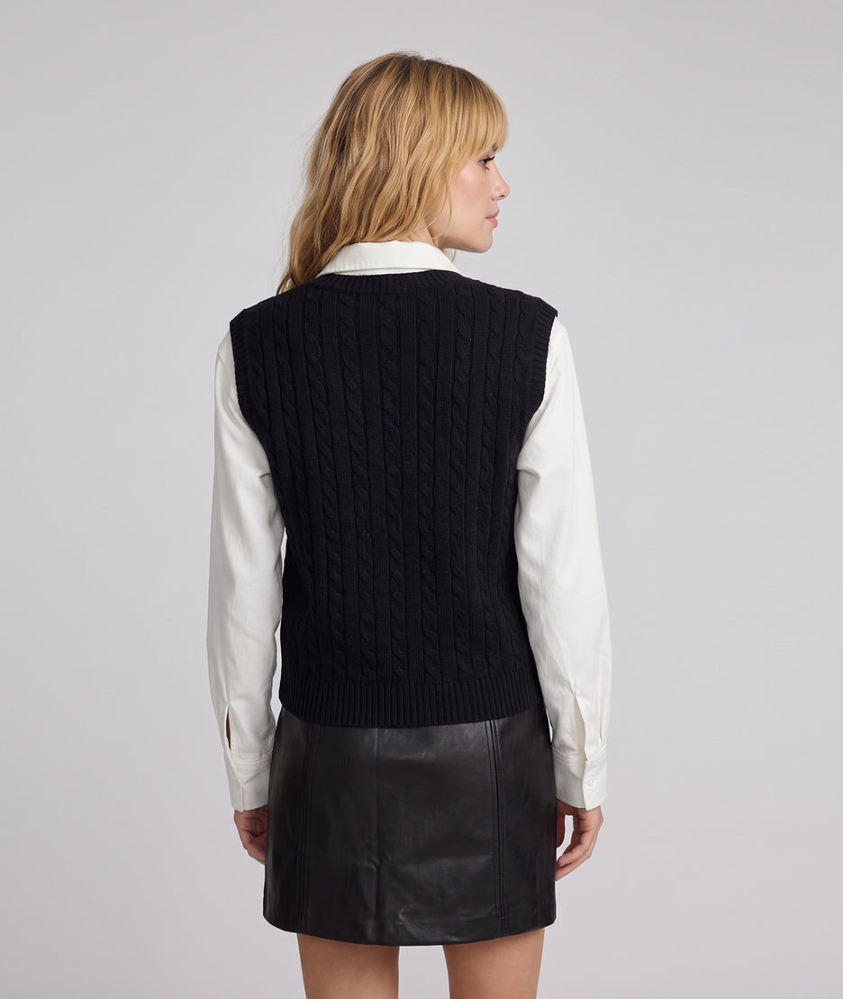 Pull sans manches femme Stephy noir en maille torsadée avec col V porté sur chemise blanche
