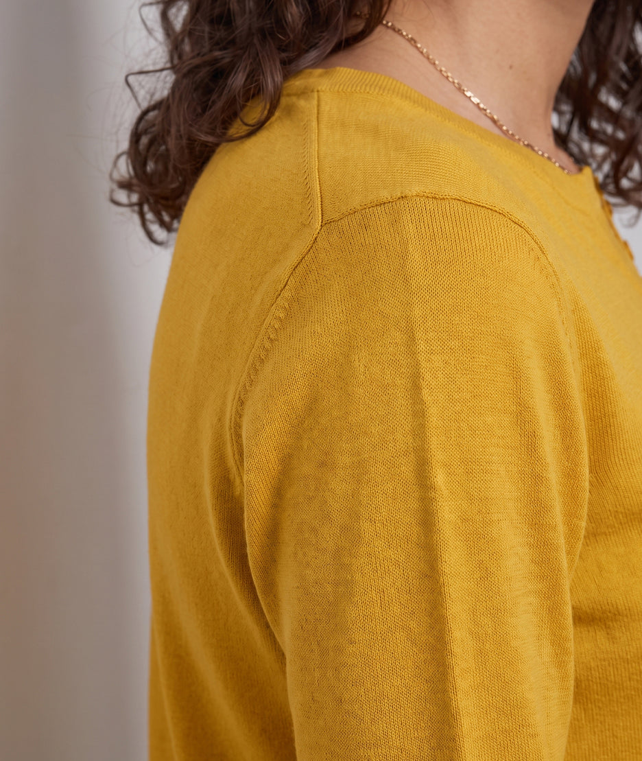 Pull col V femme Suzanna ocre en maille fine avec boutons