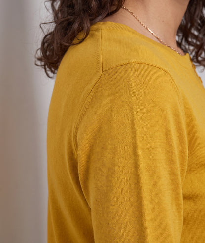Pull col V femme Suzanna ocre en maille fine avec boutons