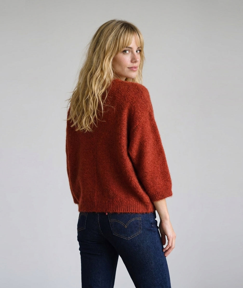 Pull en maille duveteuse brique Vicky col V femme à coupe ample et manches 3/4 chauve-souris