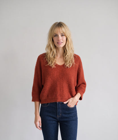 Pull en maille duveteuse brique Vicky col V femme à coupe ample et manches 3/4 chauve-souris