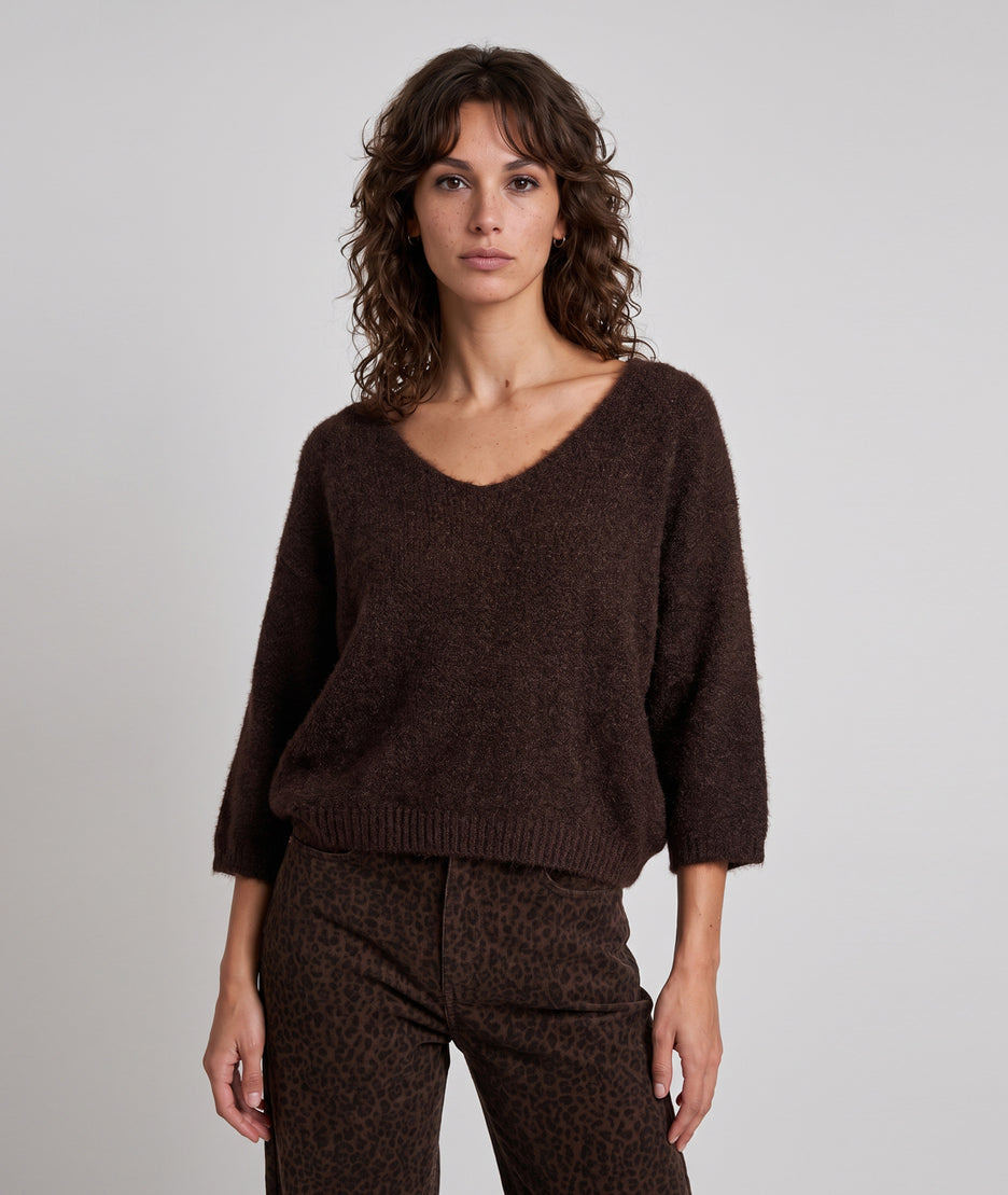 Pull en maille duveteuse choco Vicky col V femme à coupe ample et manches 3/4 chauve-souris
