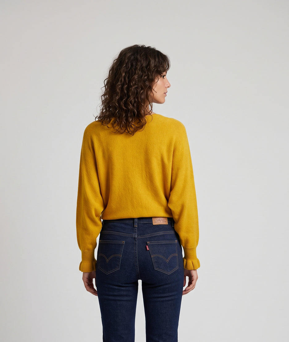 Pull manches longues femme Violona ocre coupe ample col bateau manches chauve-souris et poignets à volants