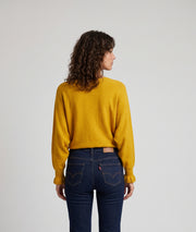 Pull manches longues femme Violona ocre coupe ample col bateau manches chauve-souris et poignets à volants