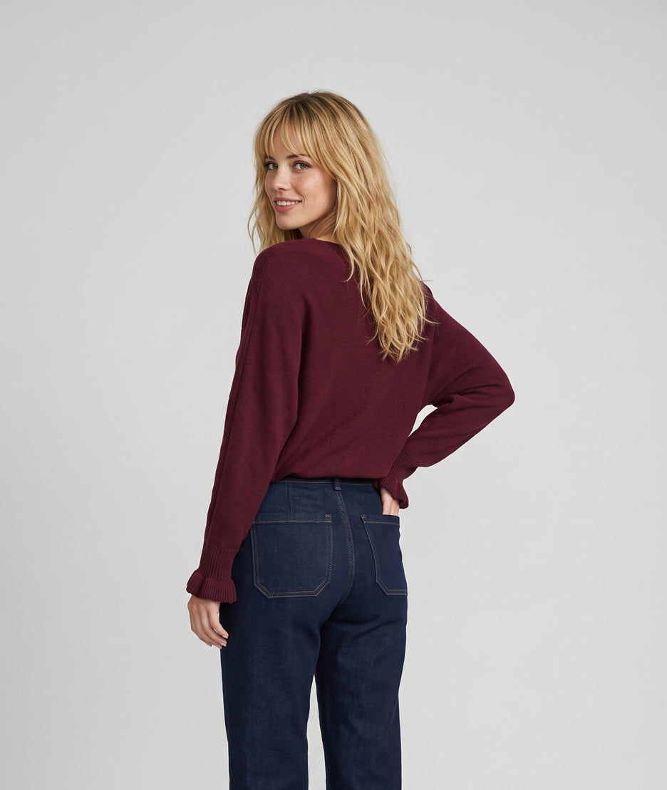 Pull manches longues femme Violona prune coupe ample col bateau manches chauve-souris et poignets à volants