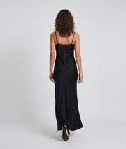Robe longue Dianna noire en satin avec dentelle au décolleté — marque Carnaby