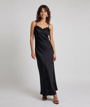 Robe longue Dianna noire en satin avec dentelle au décolleté — marque Carnaby