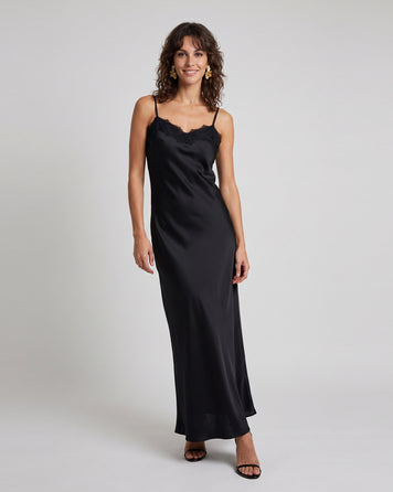 Robe longue Dianna noire en satin avec dentelle au décolleté — marque Carnaby